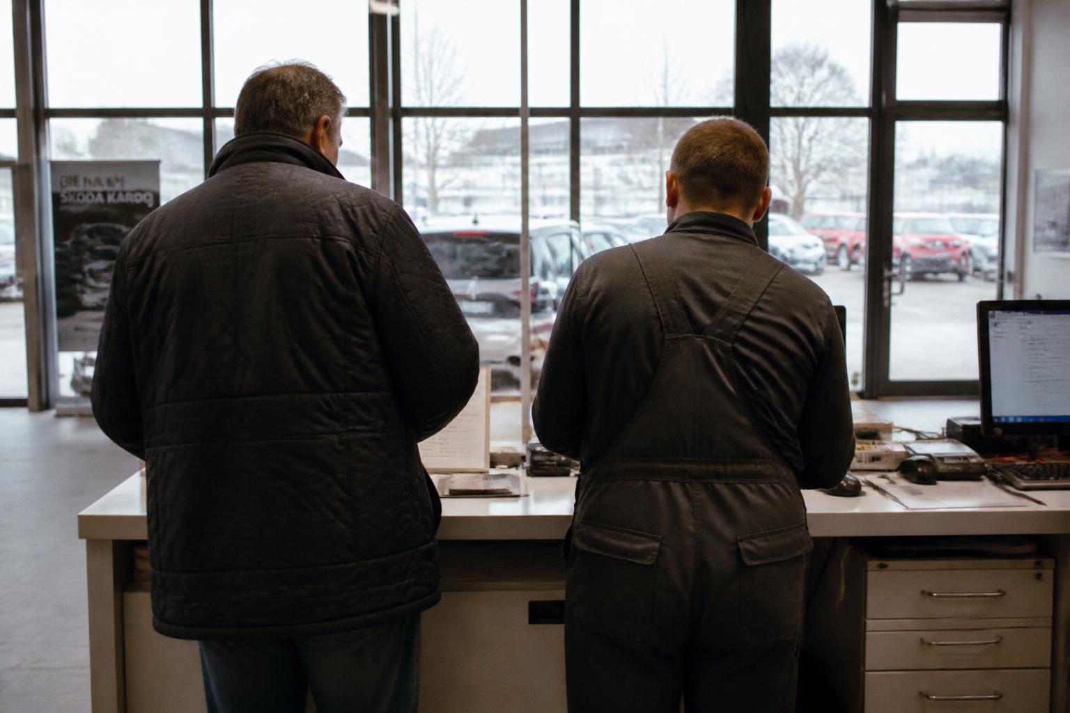 Serviceannahme im Autohaus mit Kundengespräch – KI im Autohaus