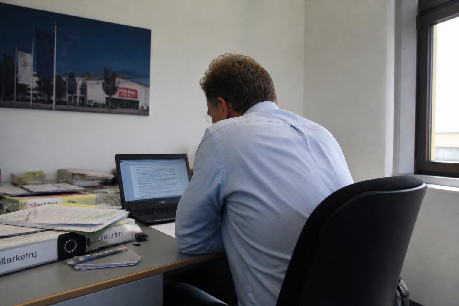 Inhaber eines mittelständischen Unternehmens im Büro – mit KI sparen