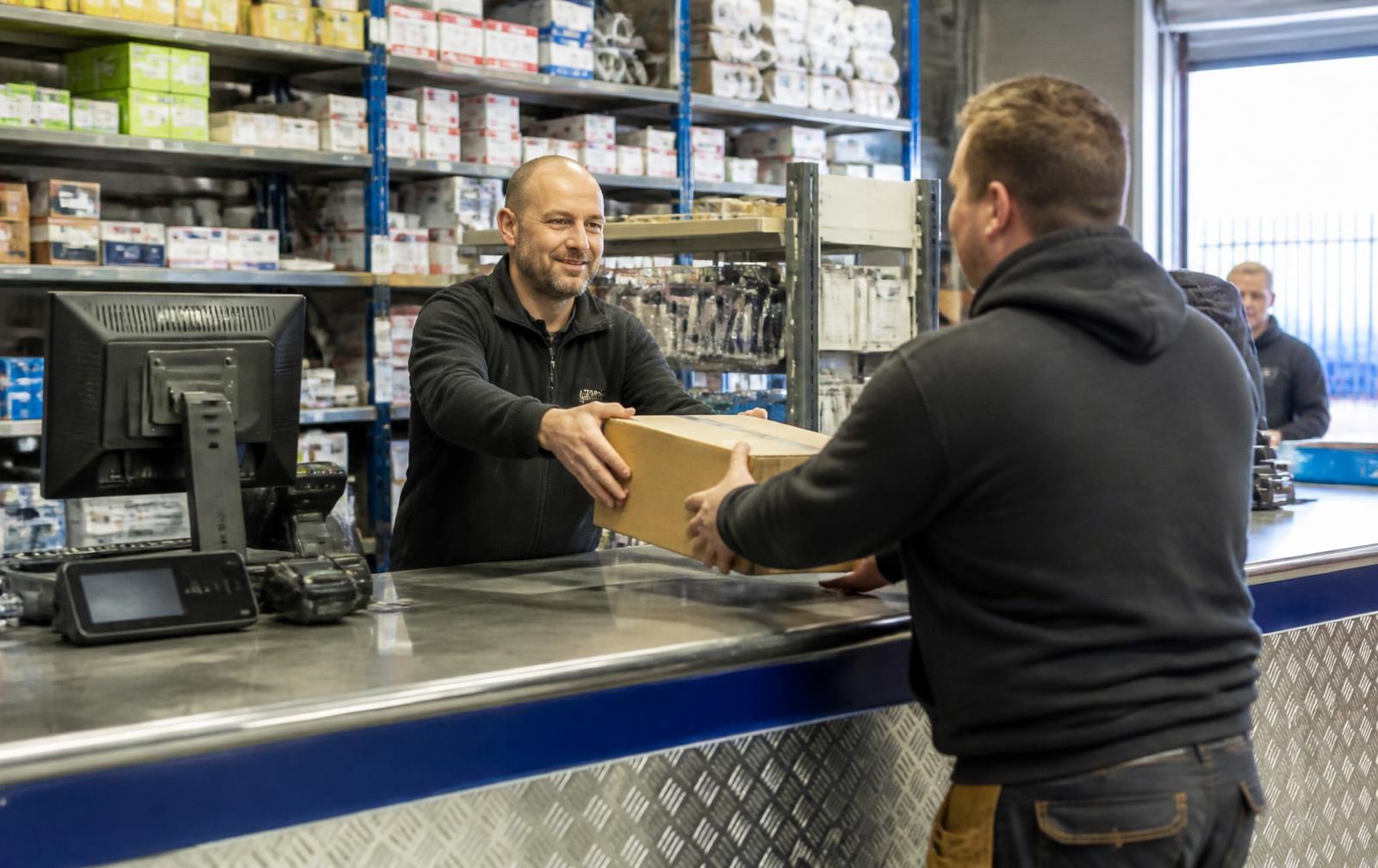 Abholtheke im Großhandel mit Kundenbedienung – KI im Großhandel