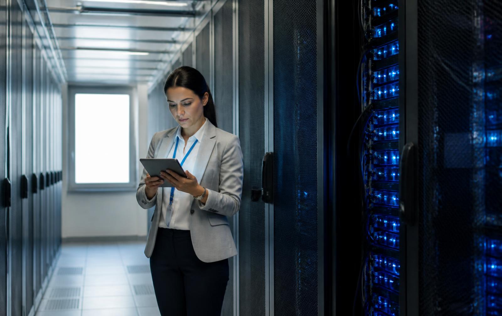 Mitarbeiterin prüft Serverschränke in einem europäischen Rechenzentrum – welche KI hat den besten Datenschutz