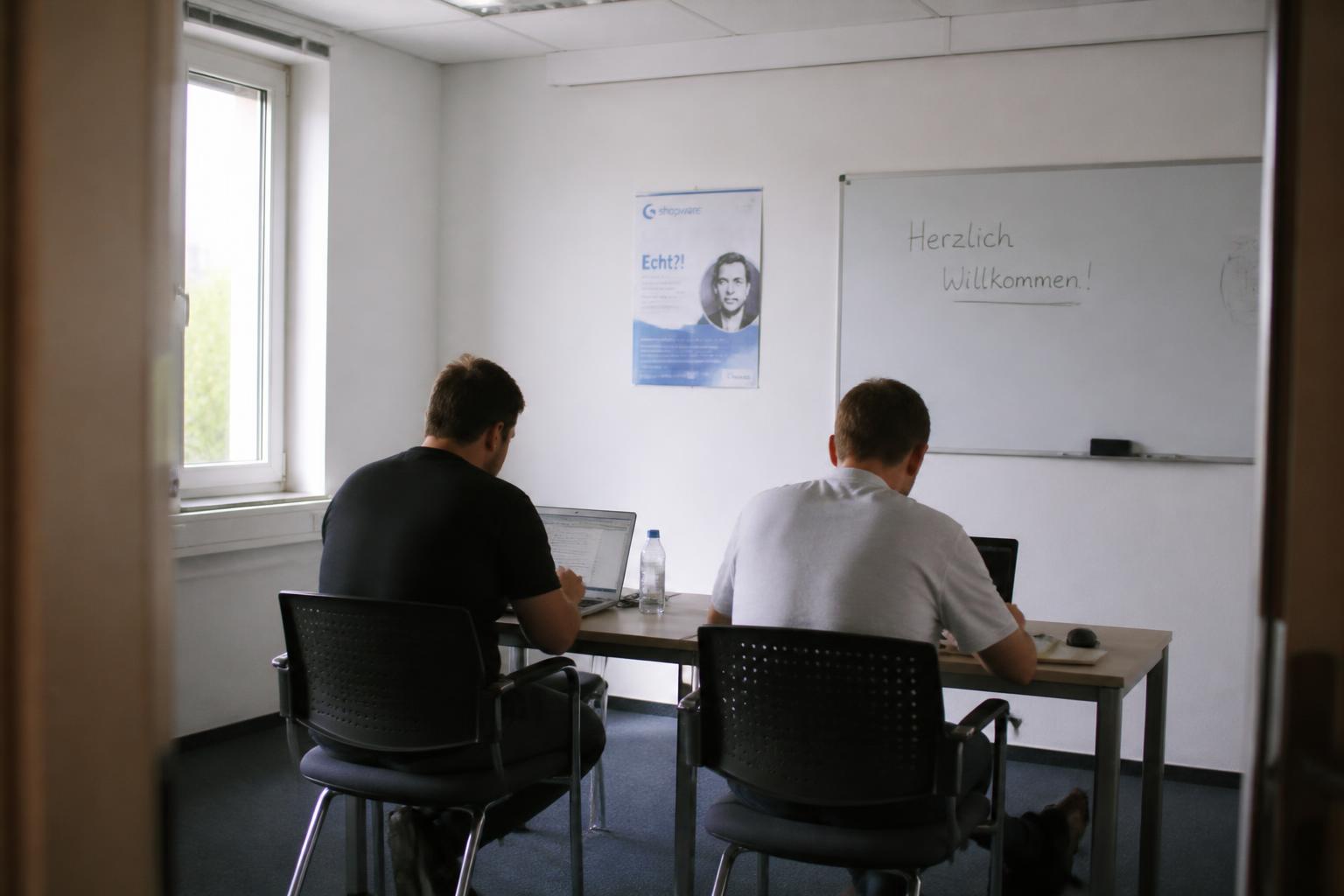 Führungskraft bei einer Weiterbildung mit Unterlagen – KI Manager Weiterbildung