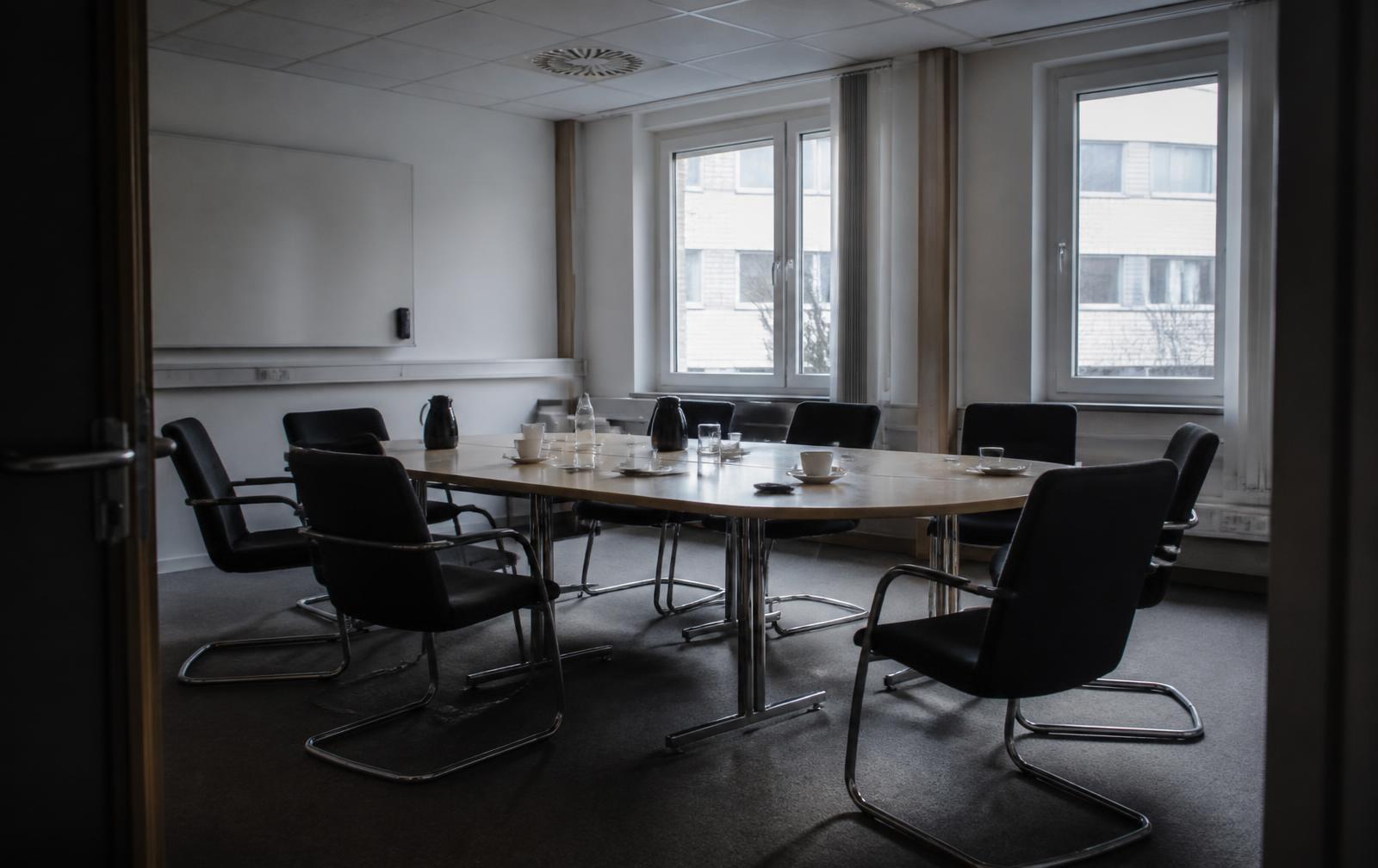 Durchgestrichener Plan an einem Whiteboard im leeren Besprechungsraum – Fehler KI Projekte